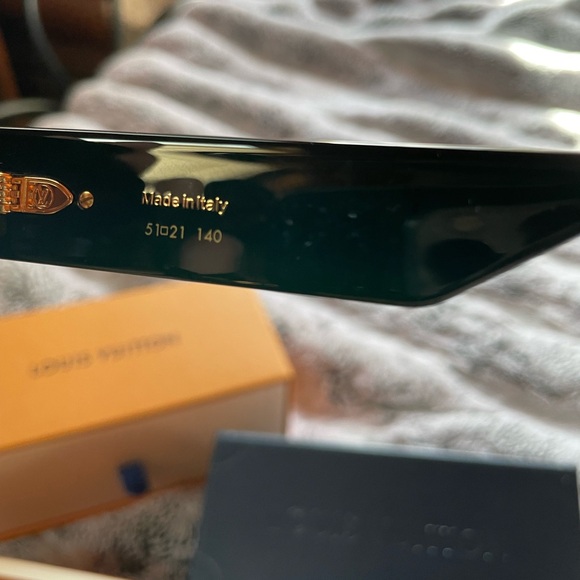 Authentic Louis Vuitton Flower Edge Round Sunglasses - Picture 8 of 14